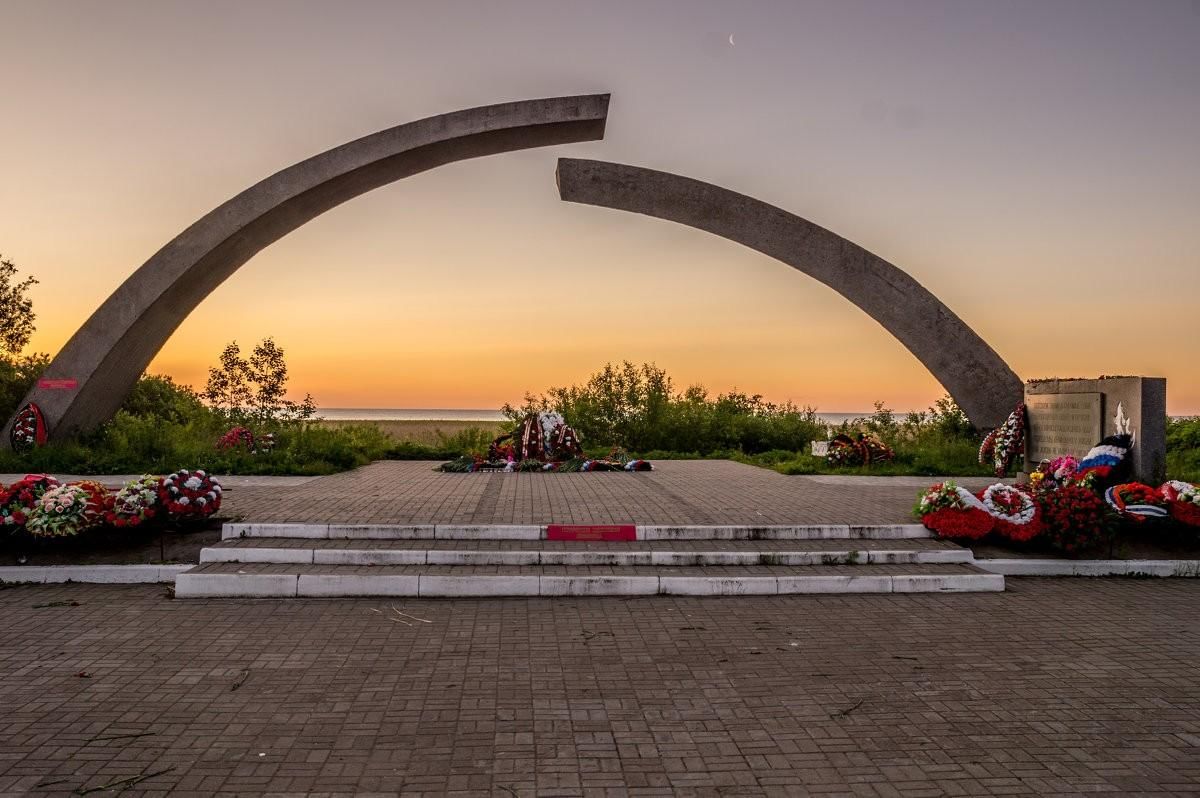 Памятник блокаде. Блокада Ленинграда монумент разорванное кольцо. Памятник разорванное кольцо блокады Ленинграда. Памятник на Ладожском озере разорванное кольцо. Памятник прорыва блокады Ленинграда разорванное кольцо.