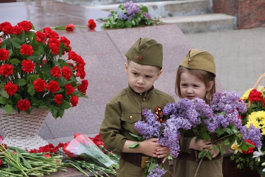 Дети на дне победы фото. День Победы для детей. День Победы возложение цветов. День Победы ветераны и дети. Возложение цветов дети.