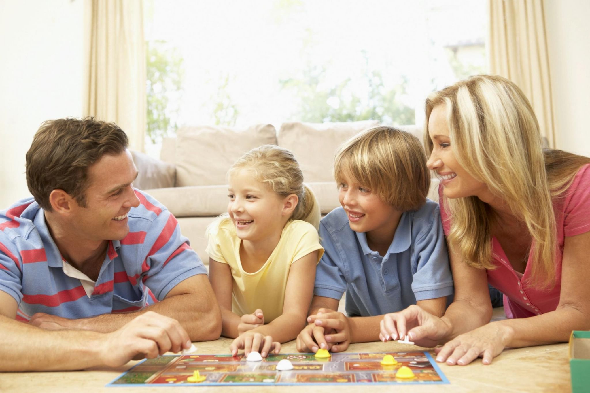 Почему семья играет важную роль в жизни. Родители и дети. Семейные игры. Игры для детей. Досуг семьи.