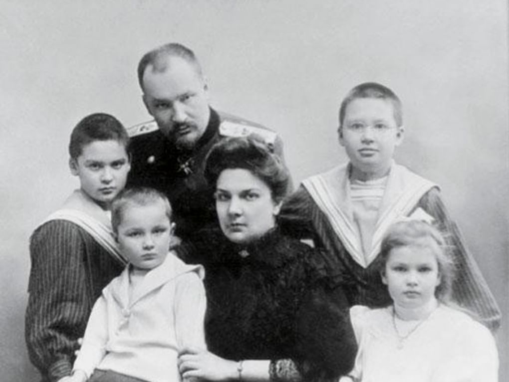 Евгений Боткин с женой и детьми. Фотография: rita-bis.ru