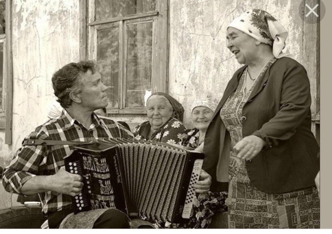 Музыка поют бабушки. Гармонист в деревне. Посиделки в деревне под гармонь. Исполнение частушек под гармошку.