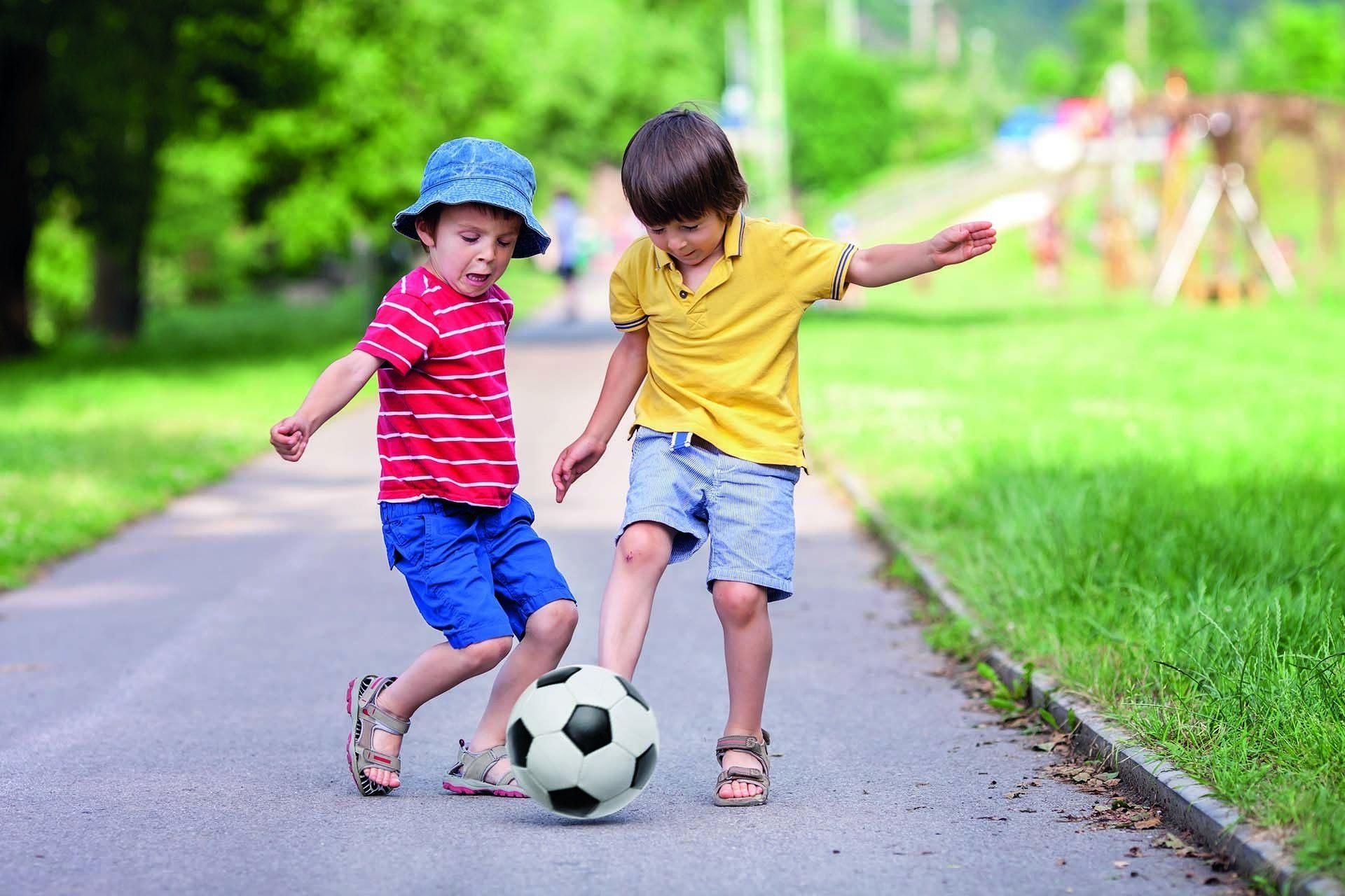 Гулять в футбол играть. Дети играют в мяч. Играющие дети. Летние игры для детей. Дети улицы.