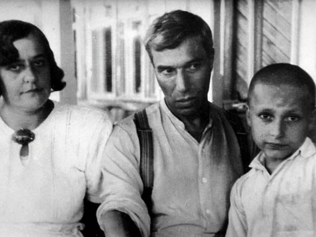Слева направо: Зинаида Пастернак, Борис Пастернак, Леонид Пастернак на террасе дома Бориса Пастернака. Переделкино, 1948 год. Фотография: Станислав Нейгауз / Государственный литературно-мемориальный музей Анны Ахматовой в Фонтанном Доме, Санкт-Петербург