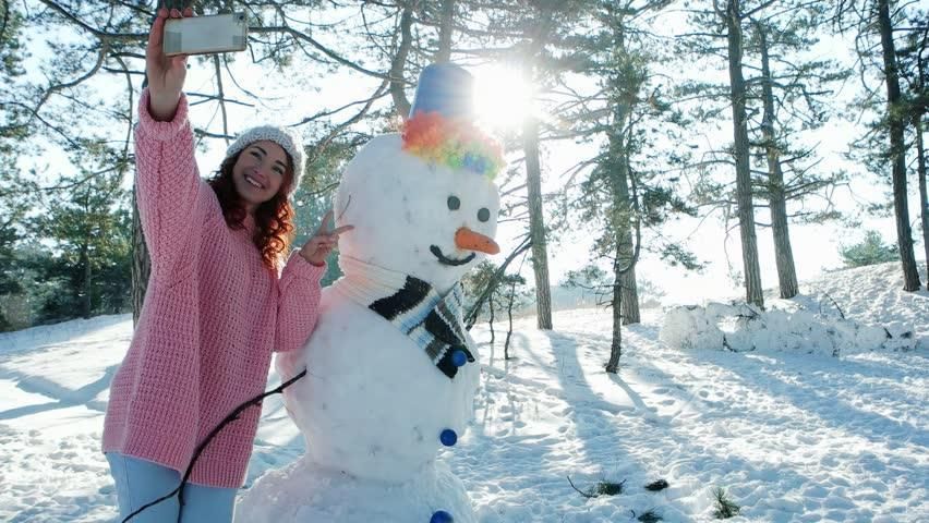 Девушка со снеговиком. Снеговик сфотографироваться. Девушка и Снеговик. Селфи со снеговиком. Фотосессия со снеговиками девушка.