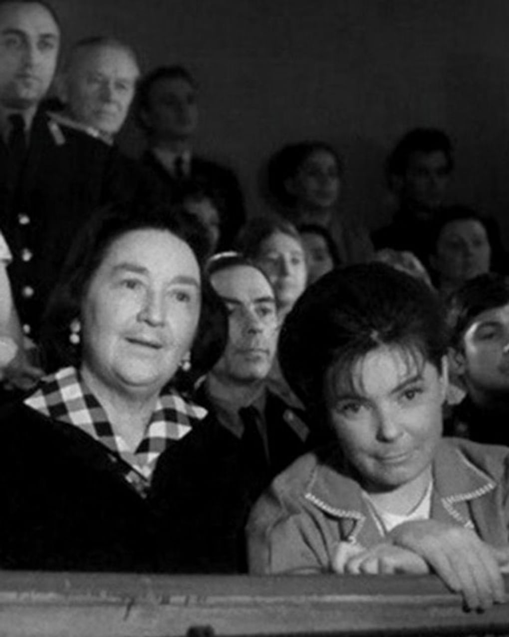 Любовь Добржанская (слева) в роли мамы Деточкина и Ольга Аросева в роли невесты Деточкина в художественном фильме Эльдара Рязанова «Берегись автомобиля» (1966)