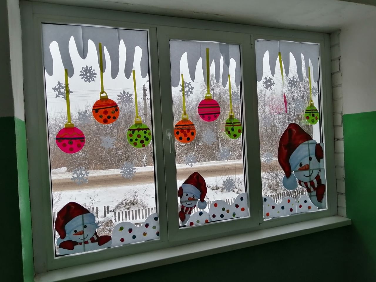 Зимние украшения на окна цветные