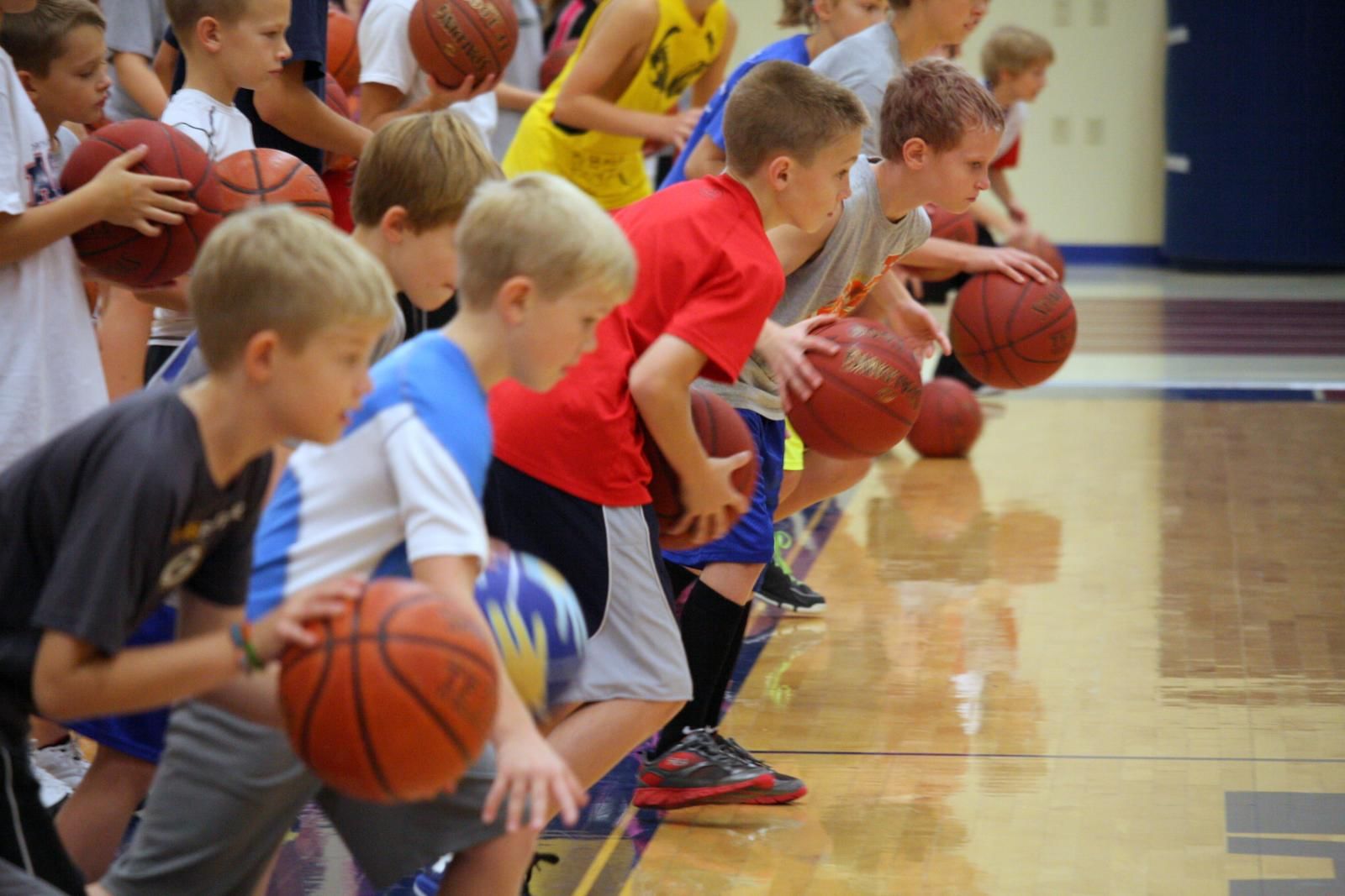 Школьная спортивная команда. Баскетбол дети. Баскетбол в школе. Спортивные игры для детей. Школьный спорт.