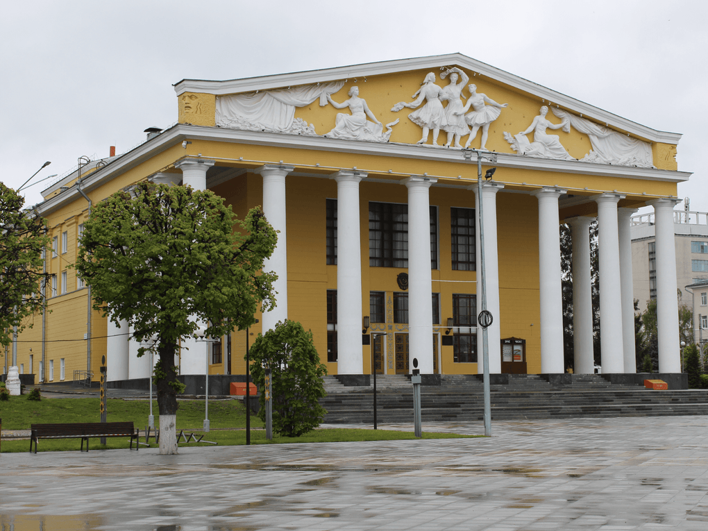 Чувашский государственный академический драматический театр им. К.В. Иванова, Чебоксары. Фотография: Olga-lisenkova / <a href="https://commons.wikimedia.org/wiki/File:%D0%9A%D1%80%D0%B0%D1%81%D0%BD%D0%B0%D1%8F_%D0%BF%D0%BB%D0%BE%D1%89%D0%B0%D0%B4%D1%8C,_7_%D0%BE%D0%B1%D1%89%D0%B8%D0%B9_%D0%B2%D0%B8%D0%B4.jpg" target="_blank" rel="noopener">Wikimedia Commons</a> / <a href="https://creativecommons.org/licenses/by-sa/4.0/" target="_blank" rel="noopener">CC BY-SA 4.0</a>