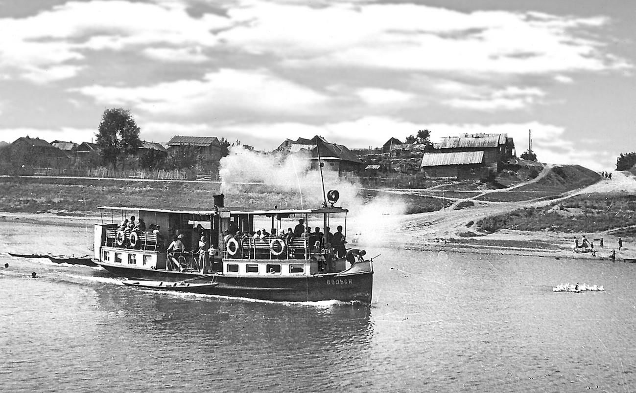 Первый водный транспорт. Пароход усиевич иртыш. Речной теплоход. Речной колесный пароход. Колесный пароход чернышевский.