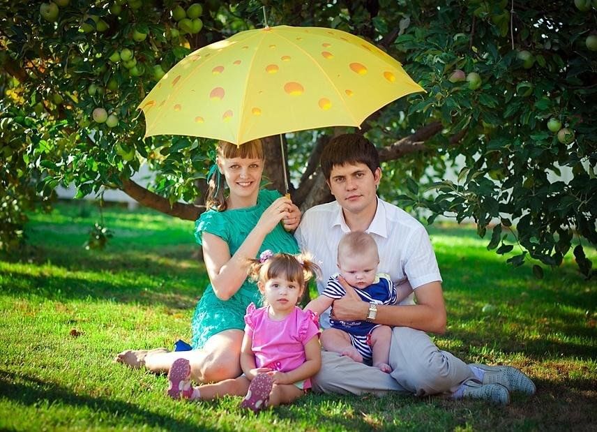 Зонтик семьи. Семейный зонт. Под семейным зонтиком. Семья под зонтом. Семейная фотосессия с зонтом.