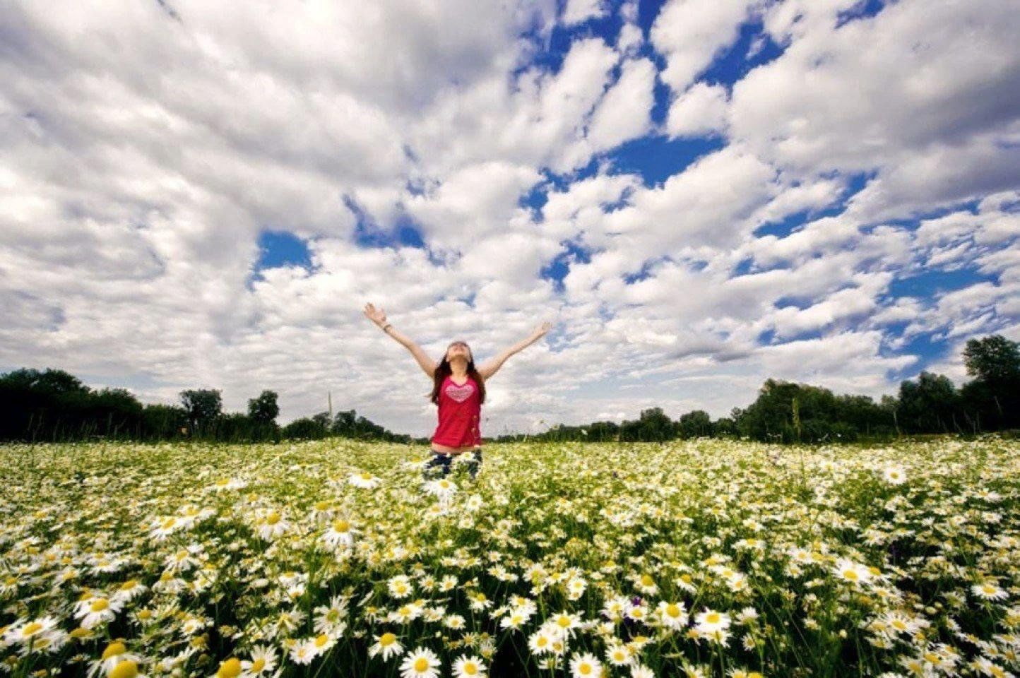 Каждый прожитый день самый лучший. Радость жизни природа. Мир и счастье. Человек в поле цветов.