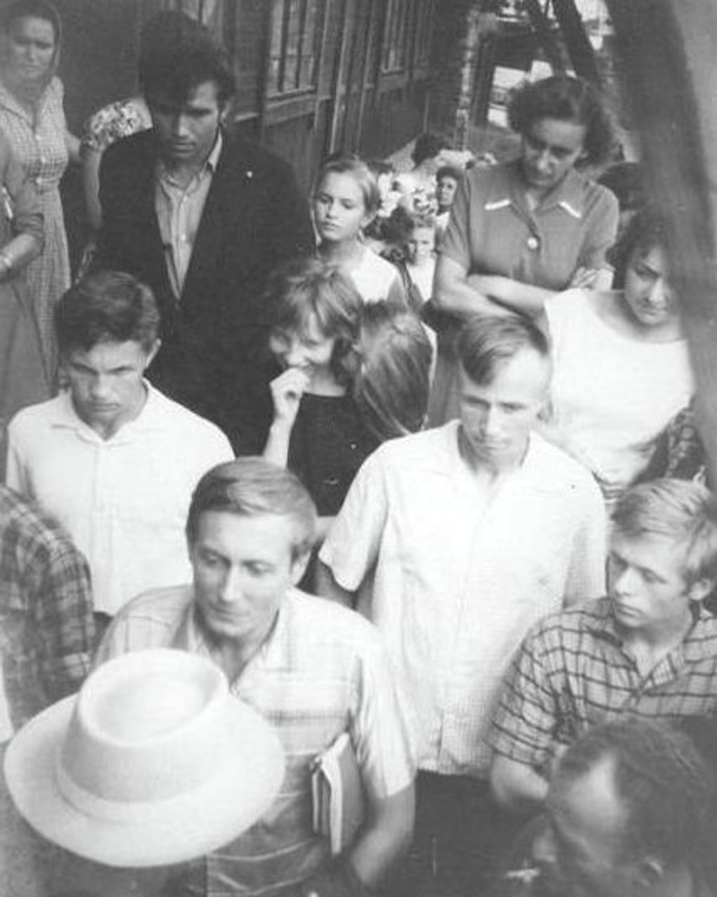 Евгений Евтушенко (впереди) и зрители. 1950-е годы. Мультимедиа Арт Музей, Москва