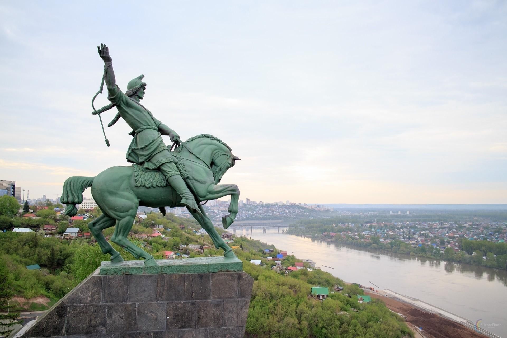 Кировский башкортостан. Салават Юлаев памятник в Уфе. Памятник Салавату Юлаеву в Уфе. Памятник Салавату Юлаеву в УФ. Уфа памятник Салавату юл.