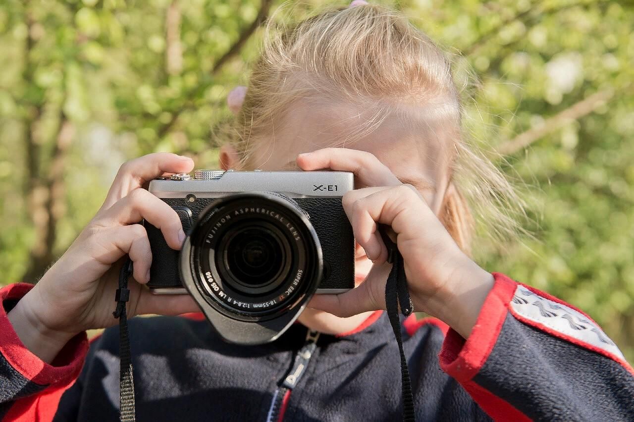 Фотокамера изображение. Фотоаппарат для детей. Снимок фотоаппарата. Ребенок с фотиком. Фоторепортаж фотоаппарат.