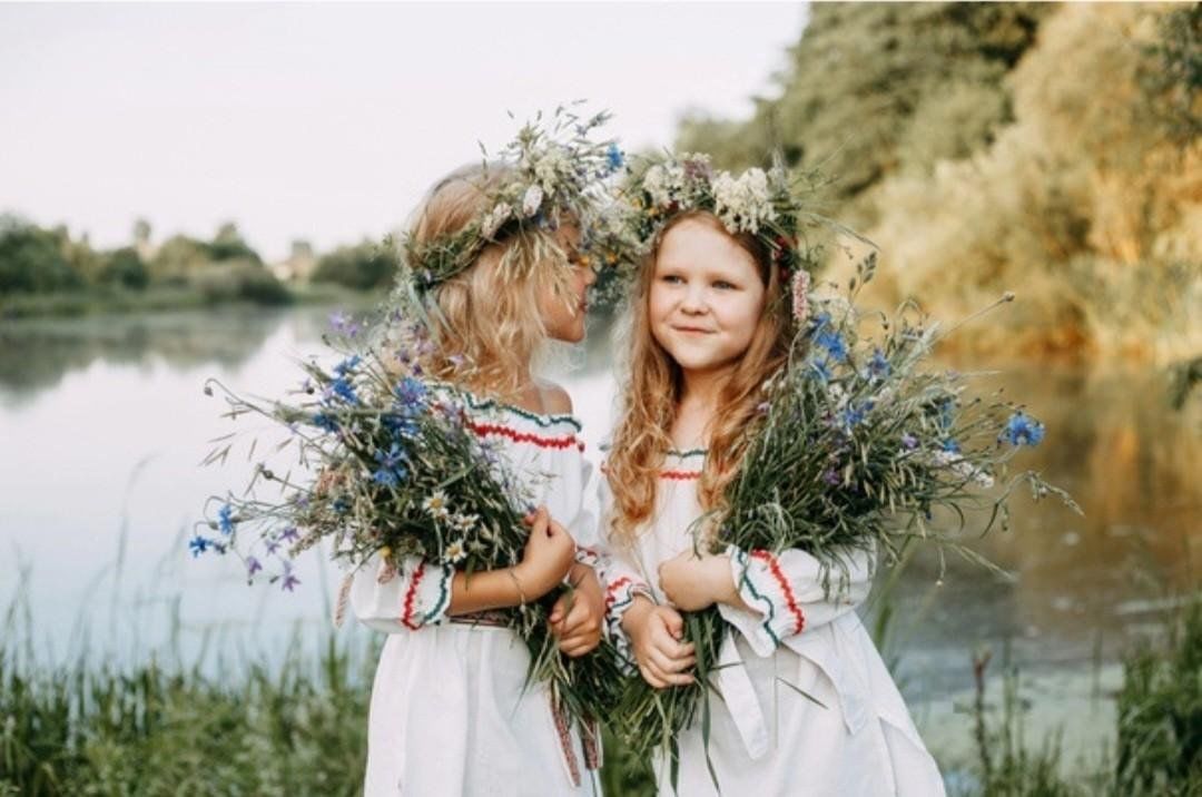 Плетение венков. Девушка плетет венок. Плетение венков на ивана купала. Девушка в венке из полевых цветов. Мастер класс венок на ивана купала.