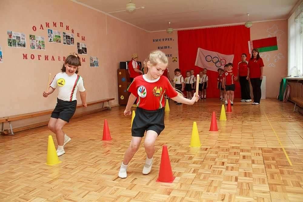 Состязание от игрового. Спортивный праздник в детском саду. Физкультурные праздники в детском саду. Спортивные соревнования для детей в детском саду. Эстафеты в детском саду.