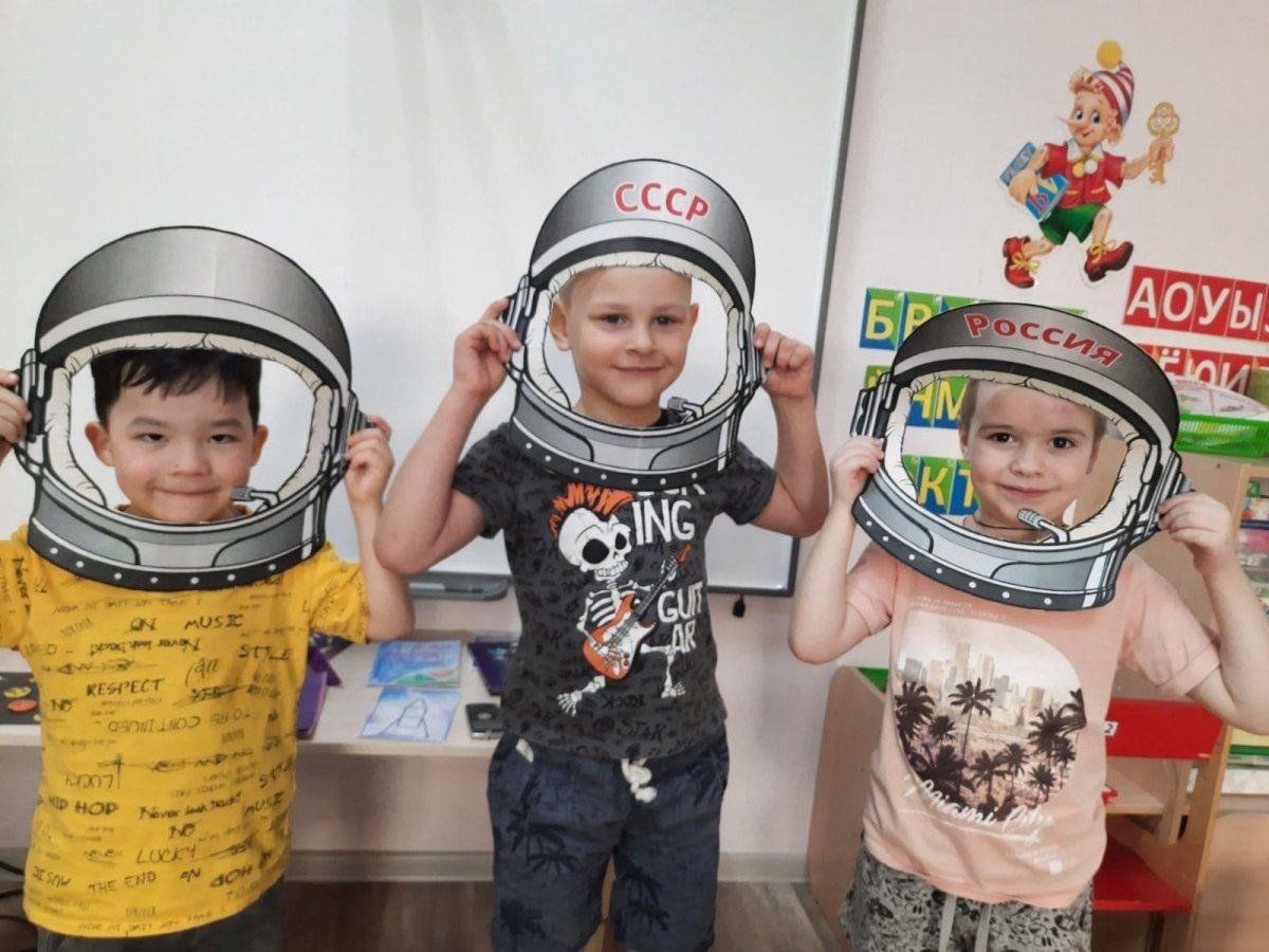 День космонавтики фото для детей. Детям о Гагарине в детском саду. День космонавтики фото. Детям о космосе. Картинки для детей.