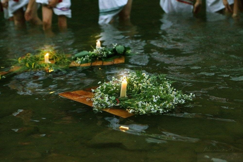 Можно купаться на троицу в водоеме. Пускание венков на Ивана Купала. Венок на воде.