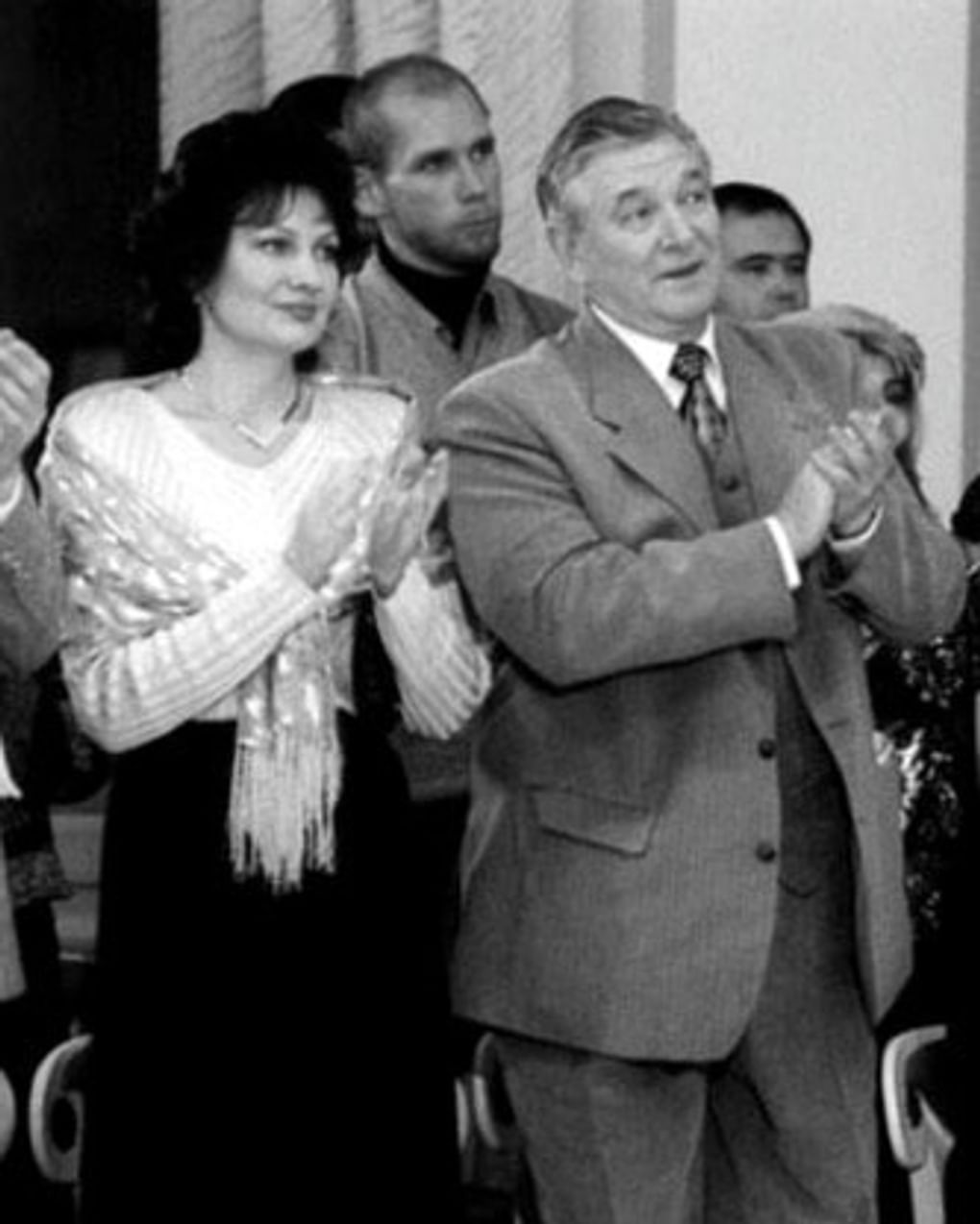 Александр Белявский (справа) в роли губернатора в художественном фильме Ольги Жулиной «Поцелуй не для прессы» (2008)