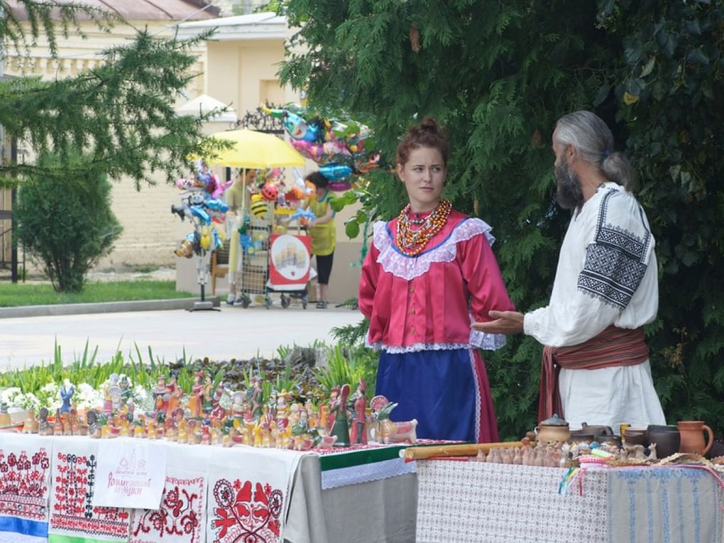 Торговцы глиняными игрушками. Фотография: И. Хамицаев / фотобанк «Лори»