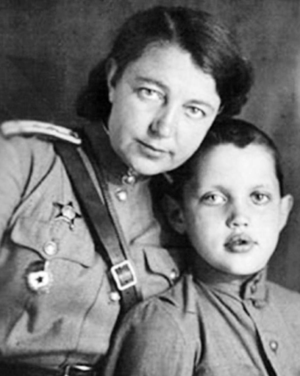 Роберт Рождественский в детстве с матерью Верой. 1944 год. Фотография: Государственный музей истории литературы, искусства и культуры Алтая, Барнаул