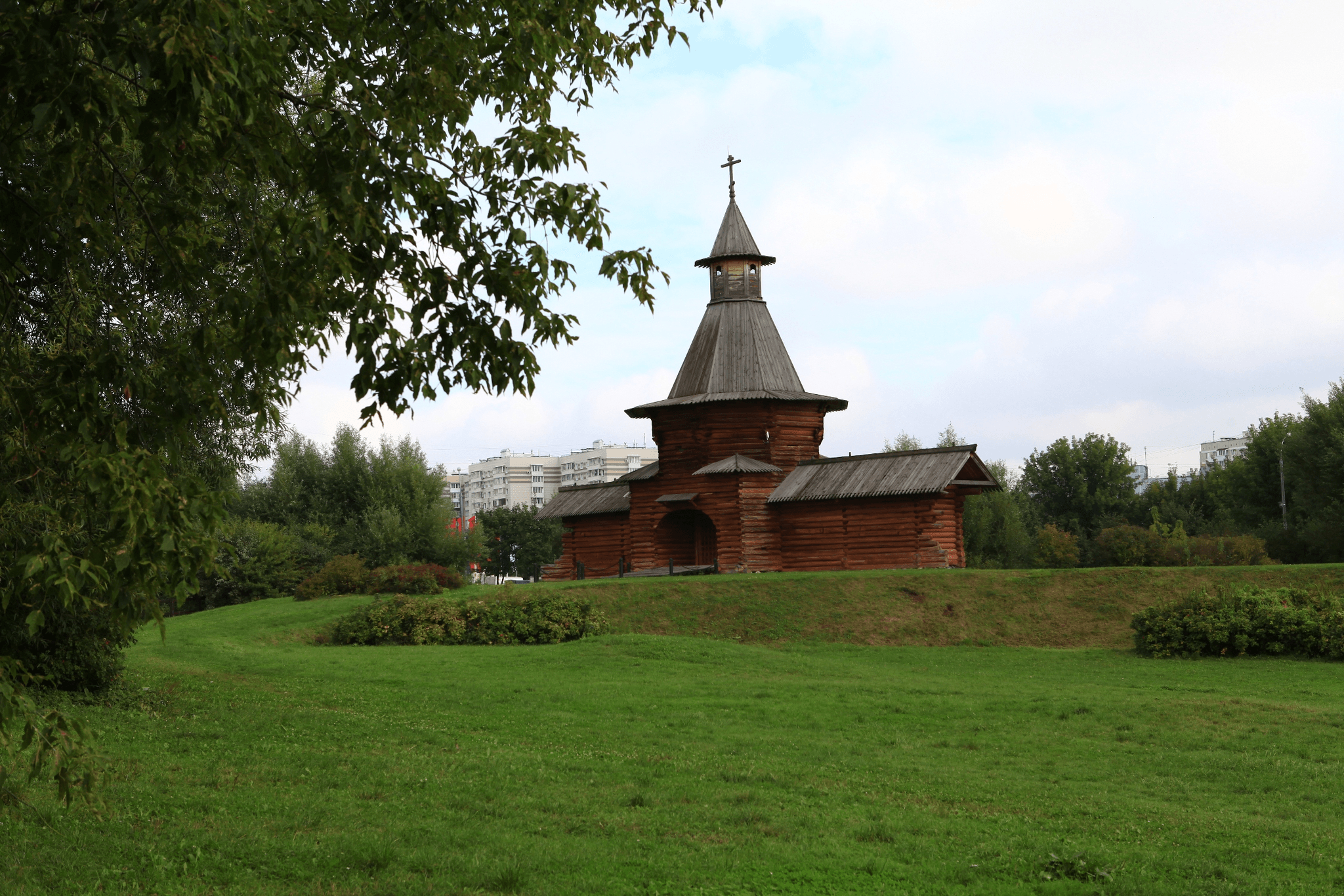 Деревья коломны. Музей зодчества Коломенское. Музей деревянного зодчества Коломенское. Парк Коломенское деревянное зодчество. Коломна музей деревянного зодчества.