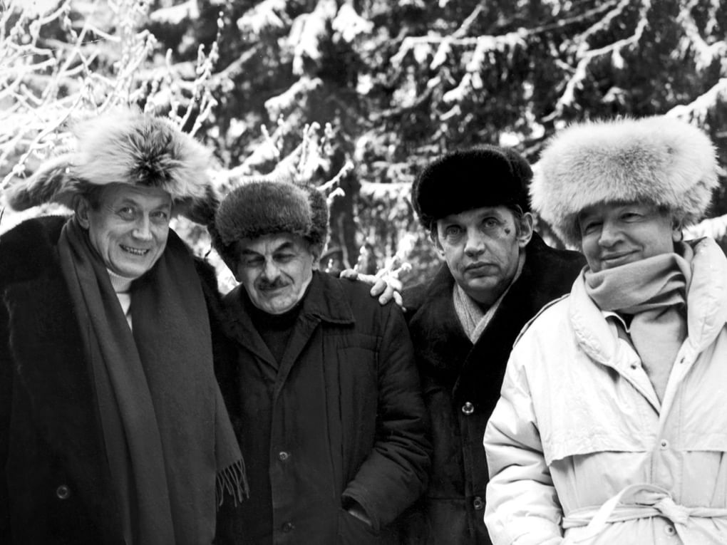 Слева направо: поэты Евгений Евтушенко, Булат Окуджава, Роберт Рождественский, Андрей Вознесенский. Переделкино, Московская область, 1987 год. Государственный музей истории литературы, искусства и культуры Алтая, Барнаул