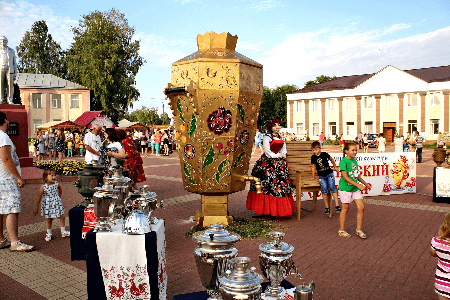 Краснинская барахолка. Краснинский самовар фестиваль. Праздник самовара.