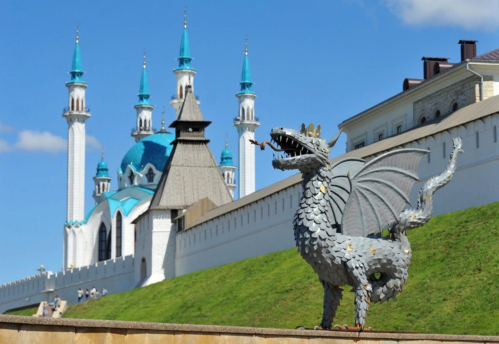 Я в городе казани. Казанский Кремль Татарстан. Казанский Кремль Зилант. Зилант Казанский ландшафт. Зилант Уфа.