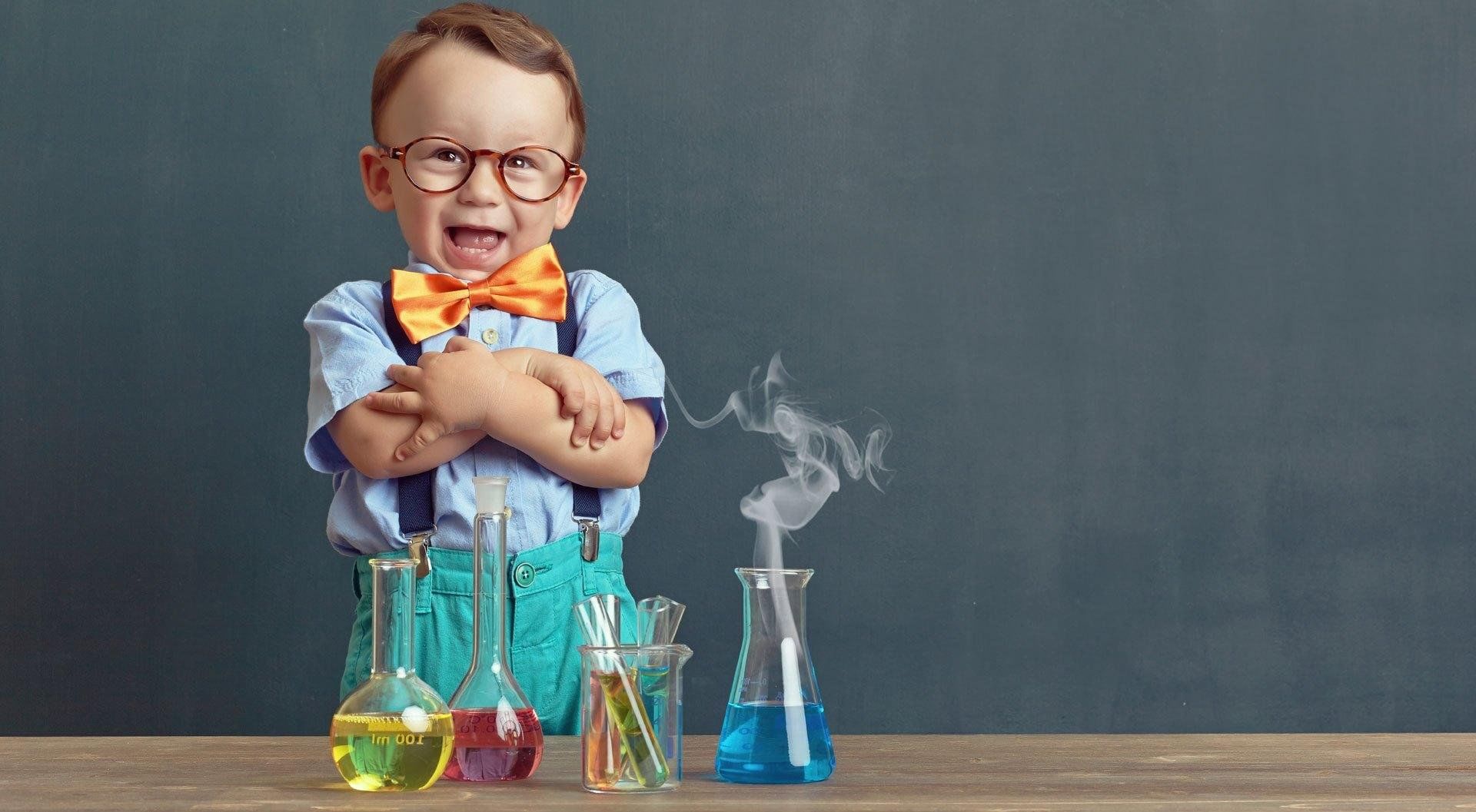 Дети и наука окружающий. Маленький ученый. Фотосессия маленький ученый. Ребенок ученый. Наука для детей.