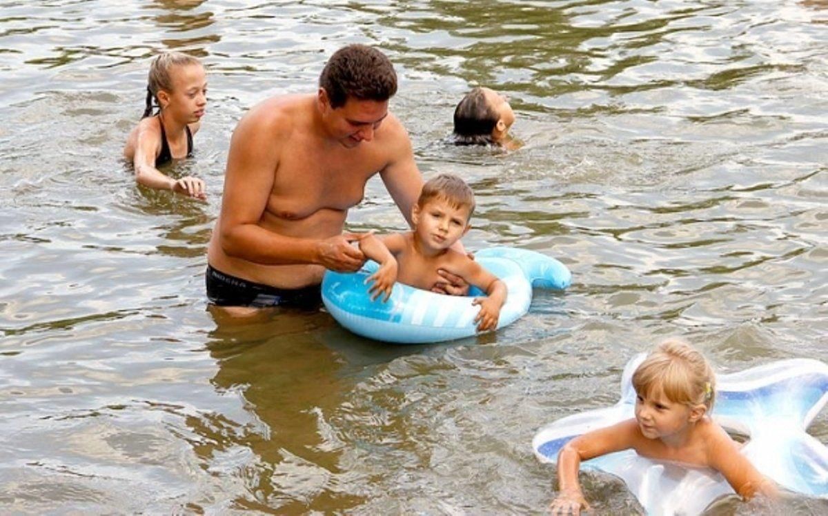Само купание. Река для детей. Дети купаются в море. Купание в озере. Дети купаются в пруду.