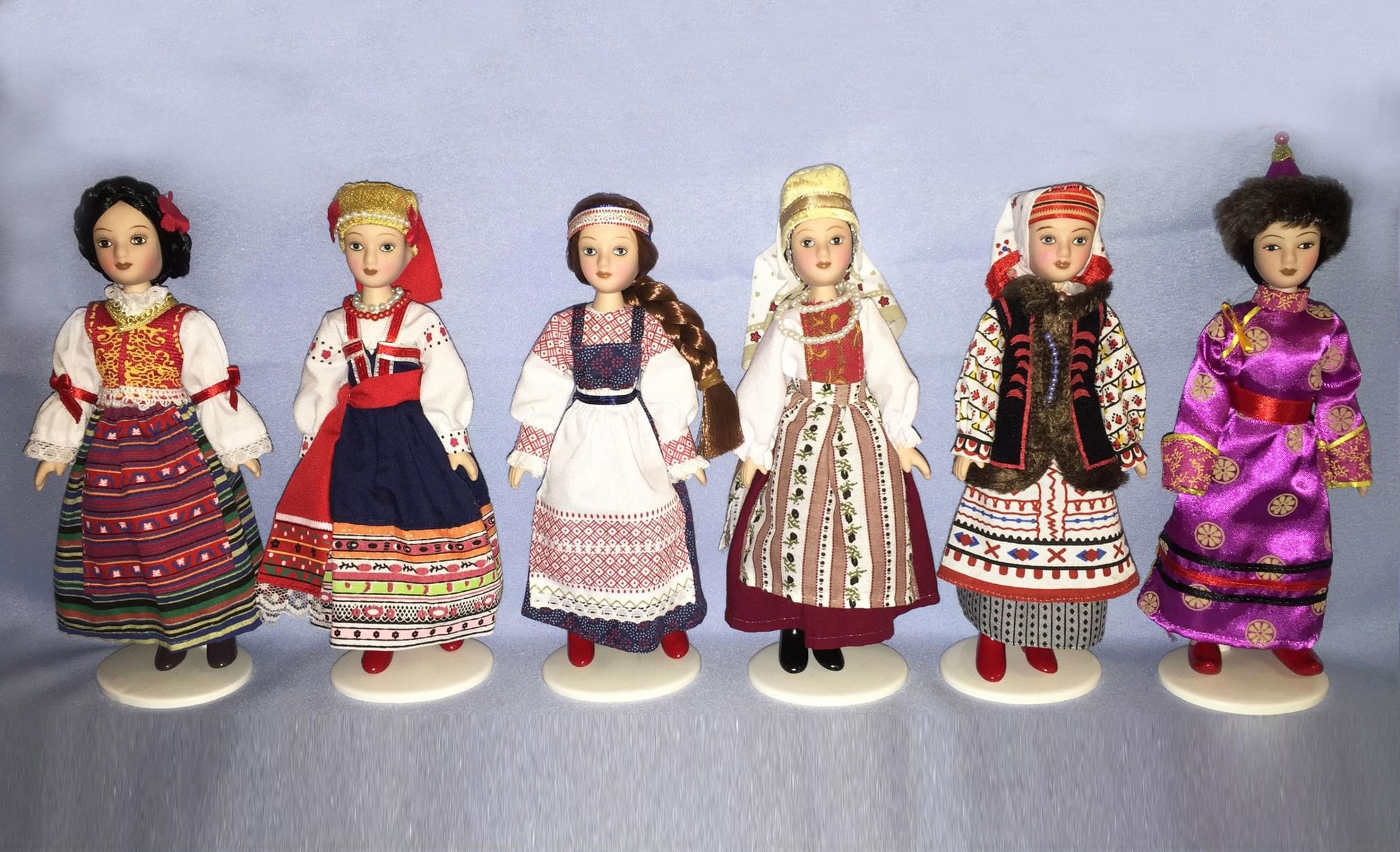 Коллекция кукол в национальных костюмах