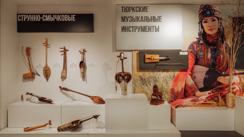 Выставка тюркских музыкальных инструментов. Шереметевский дворец —- Музей музыки, Санкт-Петербург. Фотография предоставлена организаторами