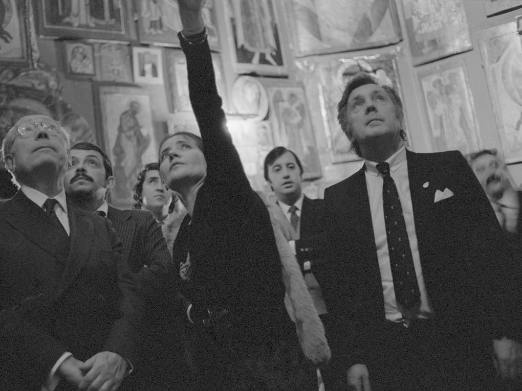 Члены делегации муниципалитета Мадрида во главе с мэром города Энрике Тьерно Гальваном (слева) во время посещения мастерской народного художника СССР Ильи Глазунова (справа). В центре — супруга художника Нина Александровна Глазунова. 1981 год. Фотография: Валентин Мастюков / ТАСС
