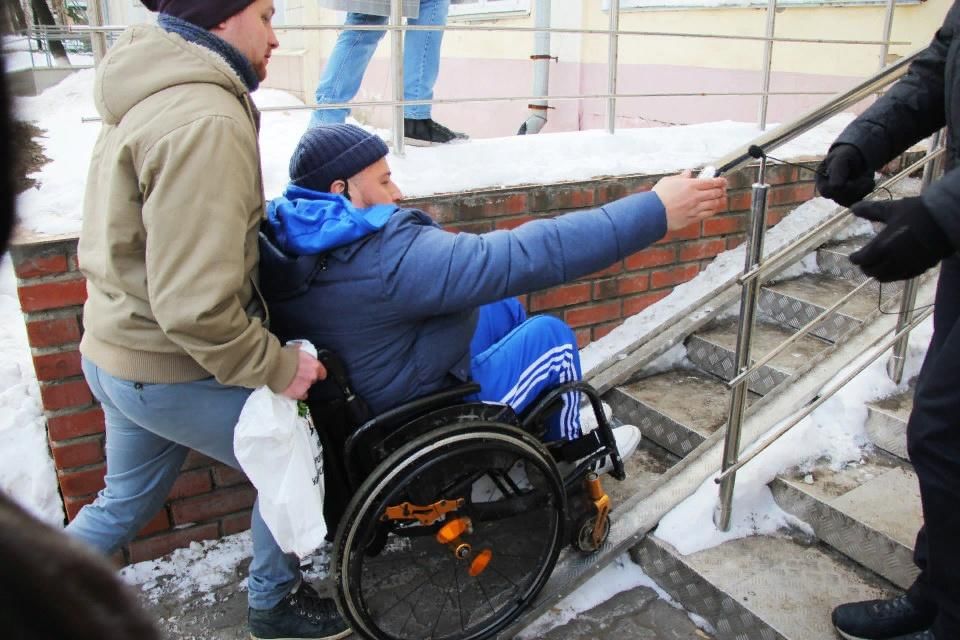 Поможет людям с ограниченными. Социальная поддержка инвалидов. Инвалид второй группы. Волонтеры и инвалиды. Человек помогает инвалиду.