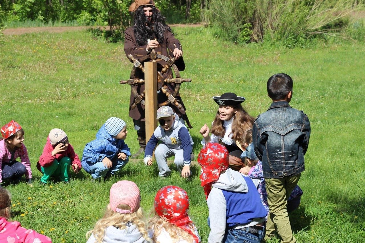 В поисках квеста. Пиратский квест для детей на улице. Пиратский квест на природе. Квест в лесу пиратский. Пиратский квест в лагере.