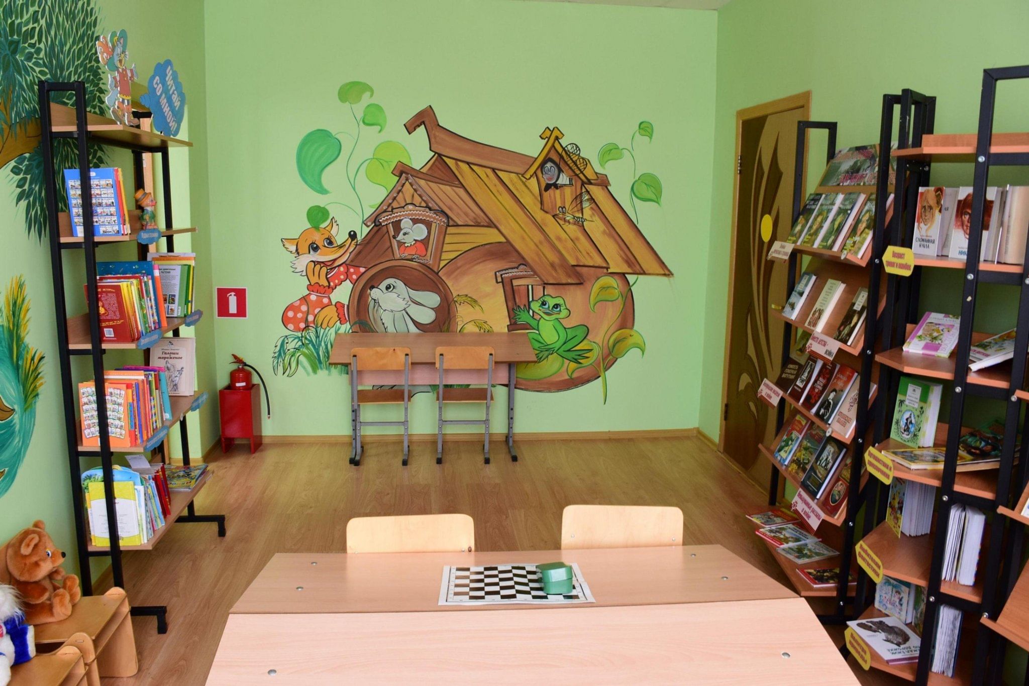 Бажова лесной. Библиотека Бажова Лесной. Модельная детская библиотека в стиле леса. Город Лесной библиотека Бажова. Библиотека на Бажова 25.
