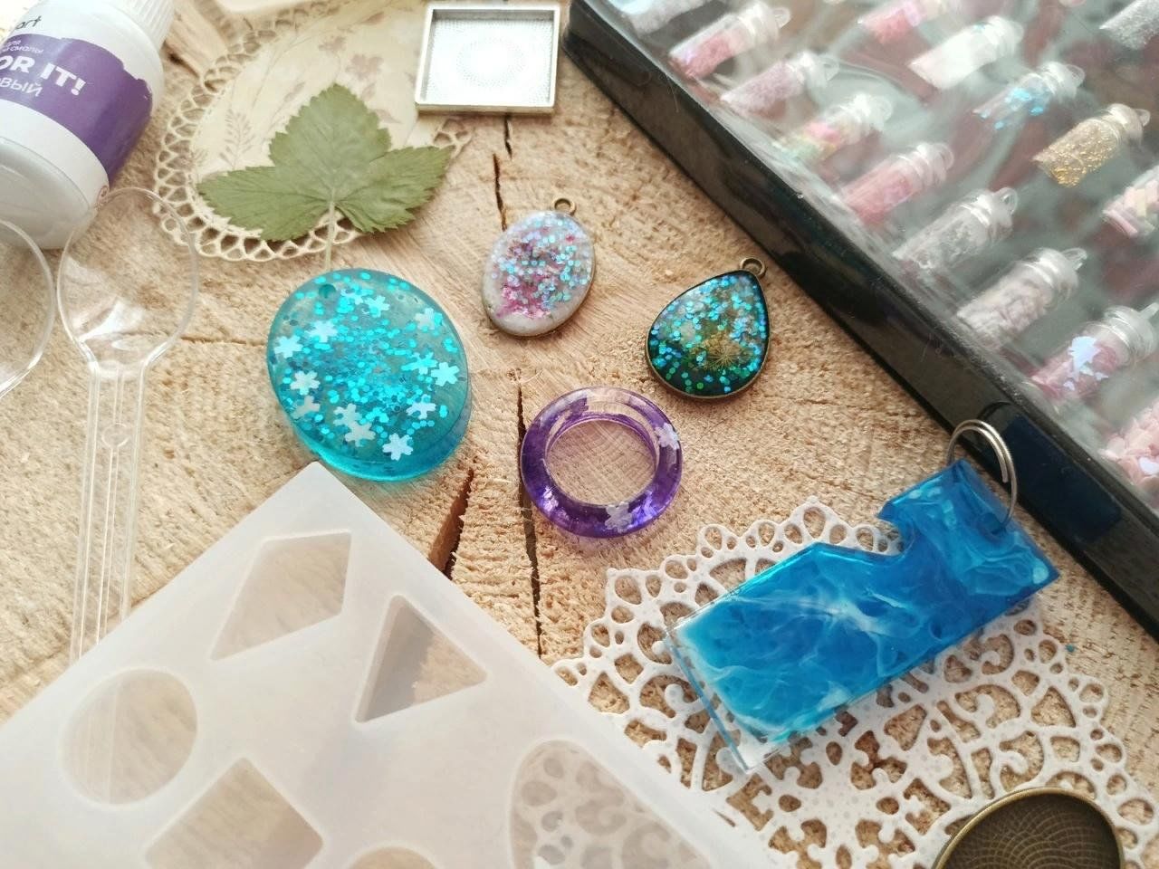 Дизайнер украшений. Сборка ювелирных изделий. Украшения handmade. Мастер класс сборка украшений из камней. Организовать мастер класс.