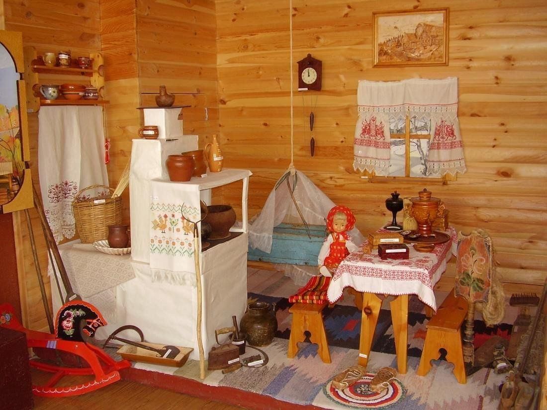 В музее есть картины и игрушки и предметы быта