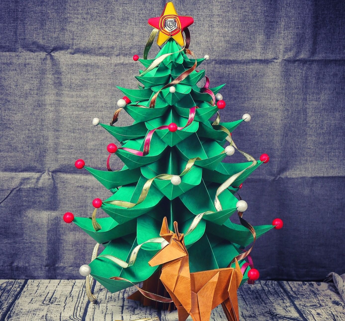 Оригинальная елка своими руками. Елка из бумаги. Новогодняя елка из бумаги. Необычные елки. Креативная елка из бумаги.