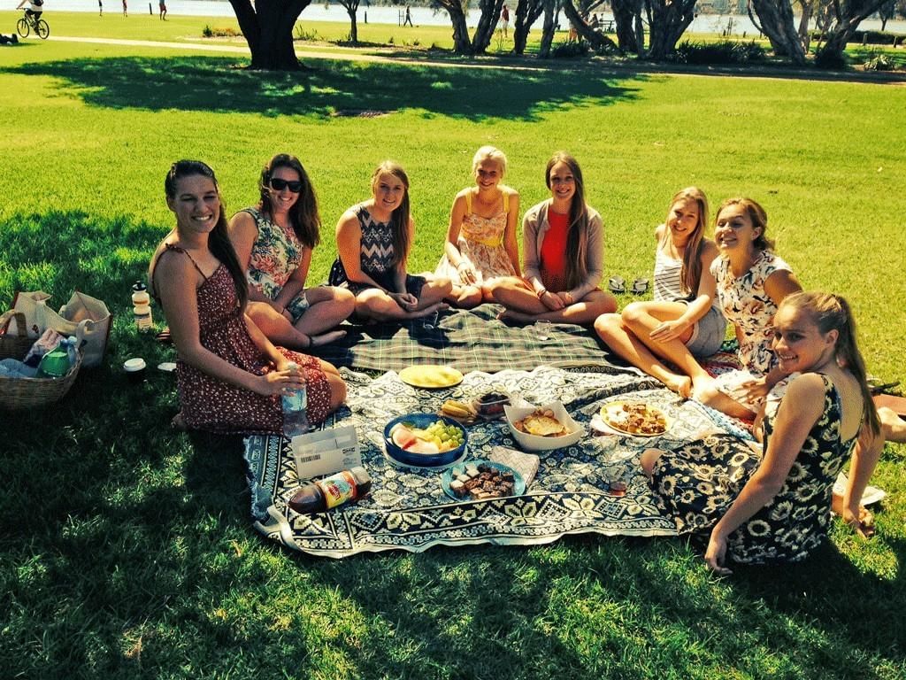 Девушка отдыхала на природе. Фотосессия пикник на природе с подругами. Компания на пикнике. Пикник с подружками. Пикник с друзьями.