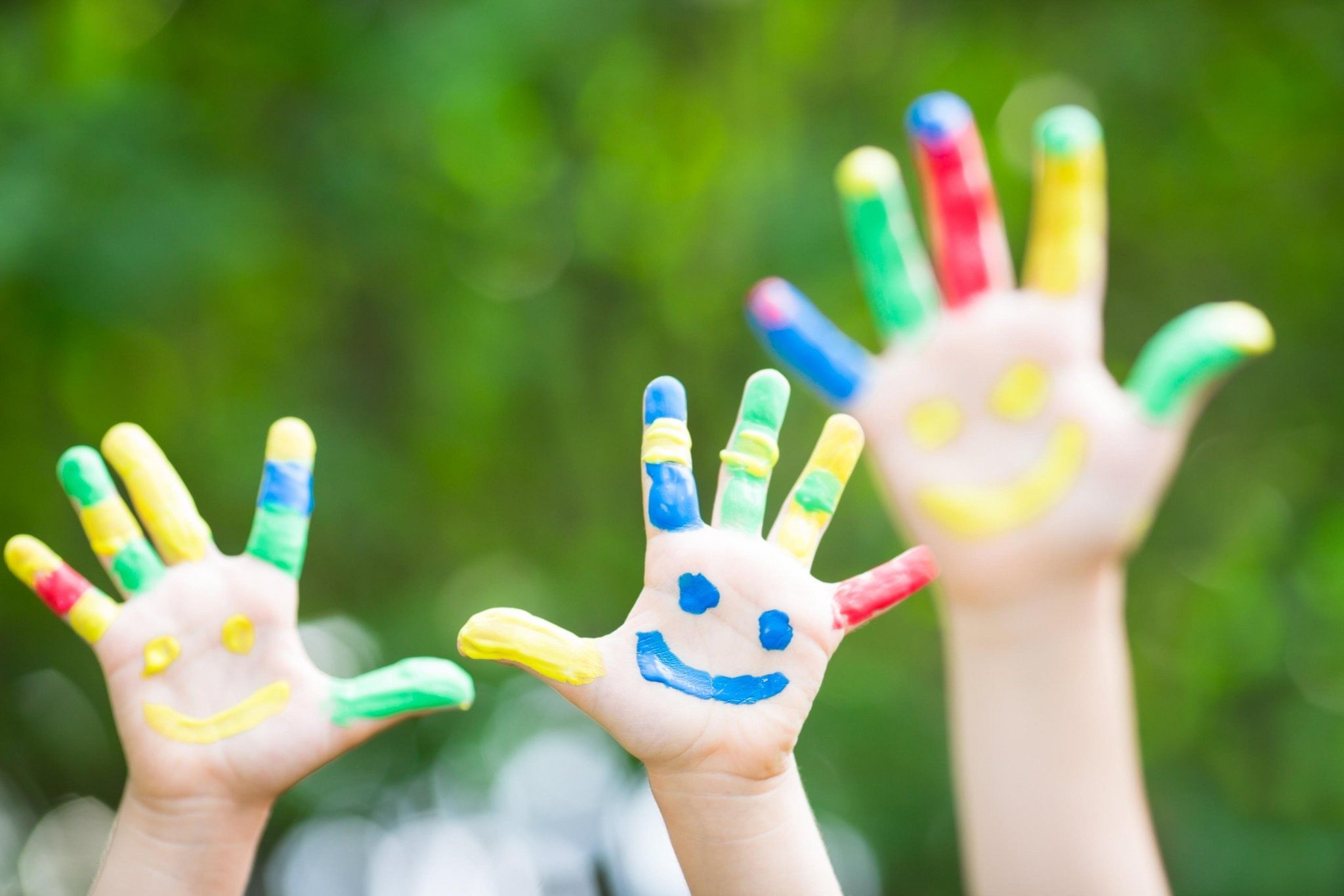 Цветные пальчики. Детские руки. Разноцветные ладошки. Детские ладошки. Детские руки в краске.