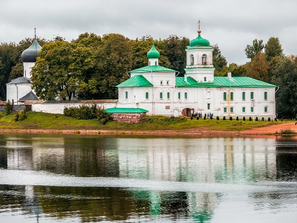 Спасо-Преображенский собор (слева) Спасо-Преображенского Мирожского Завеличского монастыря, Псков. Фотография: Photojuli / фотобанк «Лори»