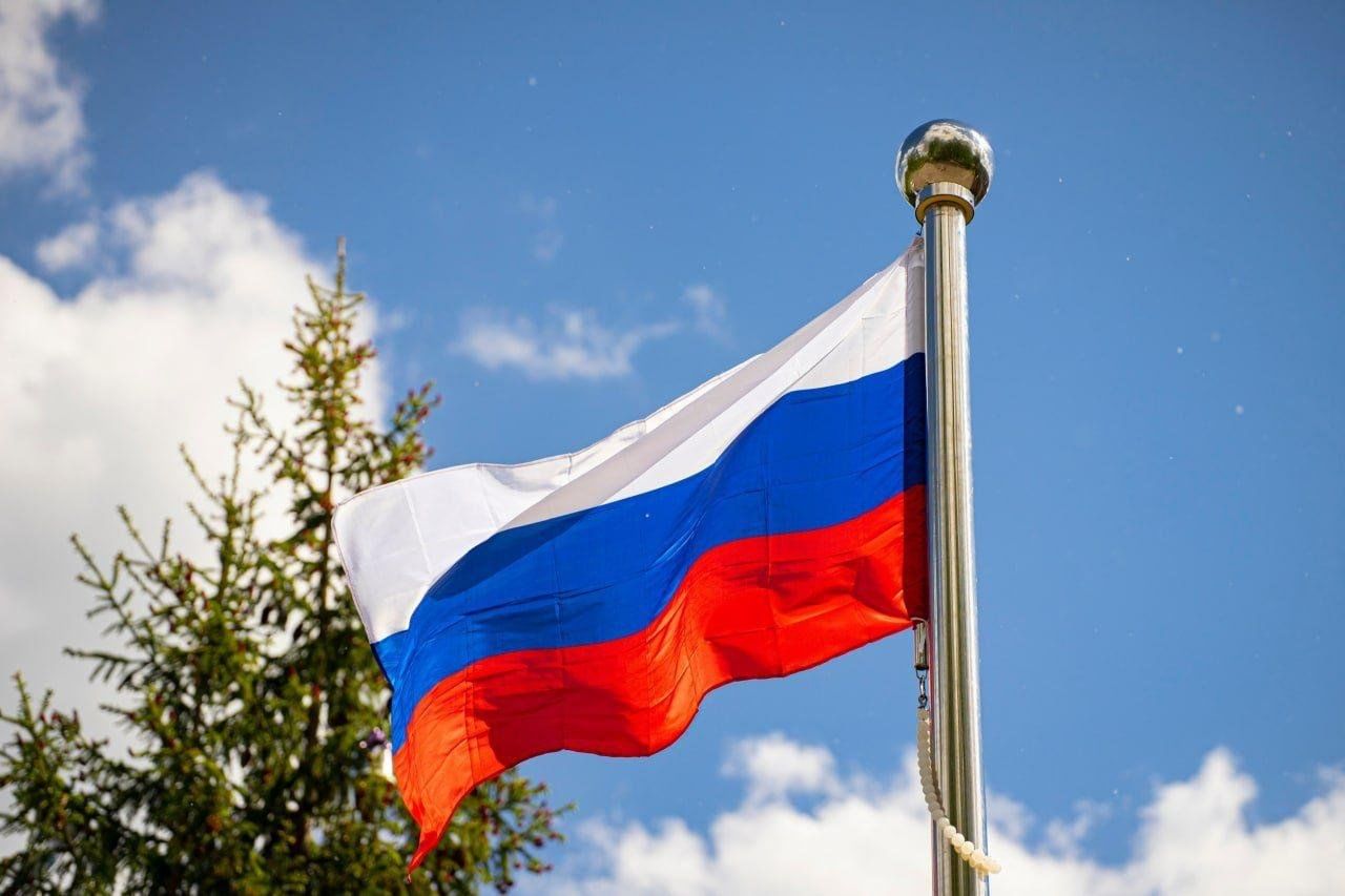государственный флаг россии фото