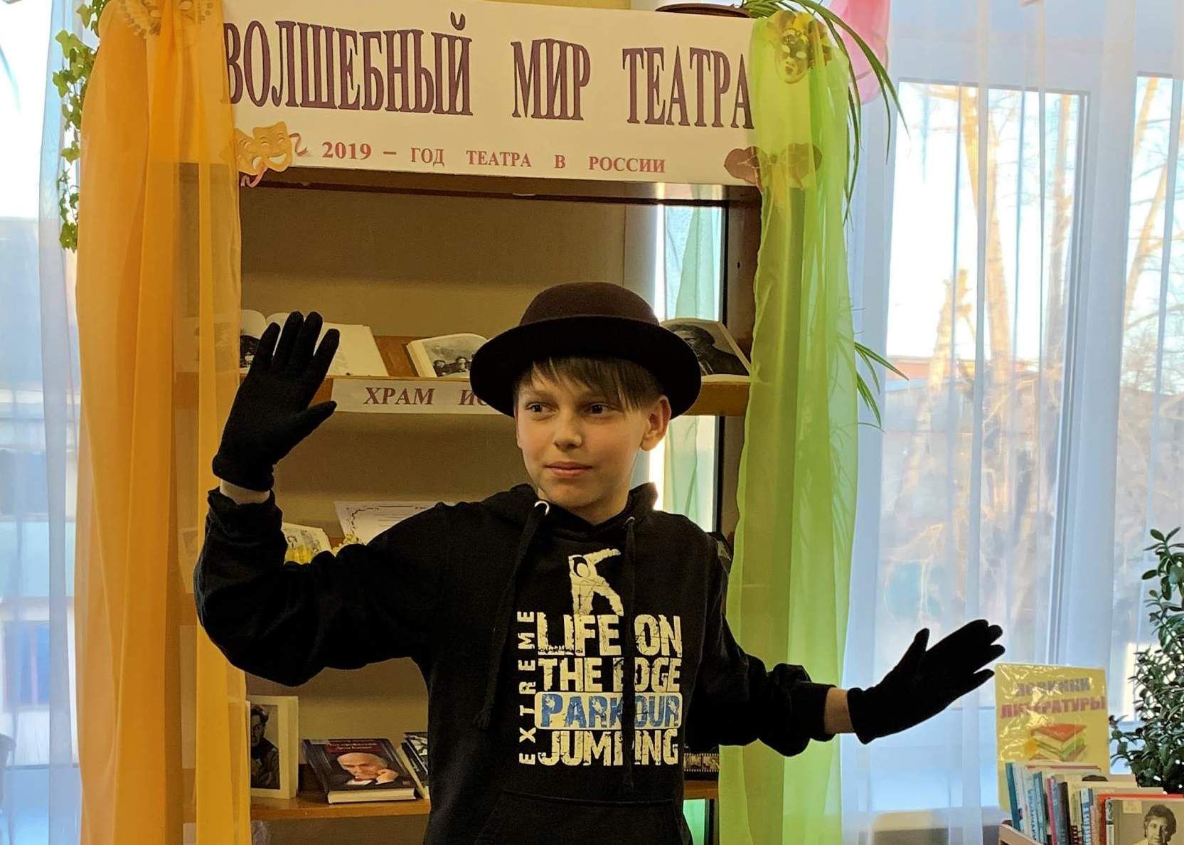 кукла логотип. театр восторг. дети зрители в цирке. танец восторга. зрители в театре.