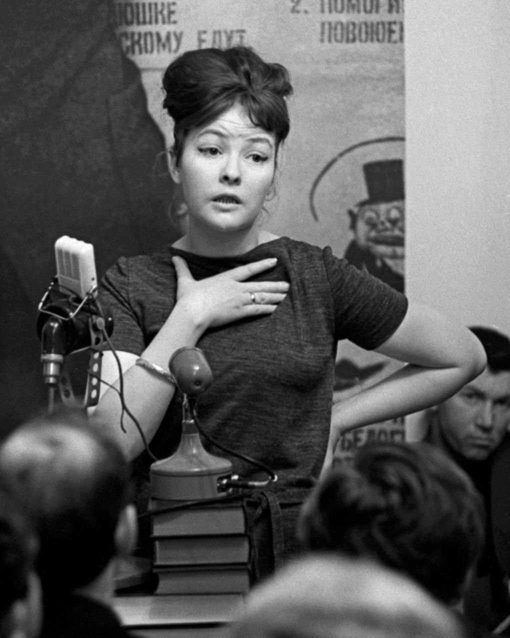Поэтесса Белла Ахмадулина. 1963 год. Фотография: Савостьянов Владимир / ТАСС