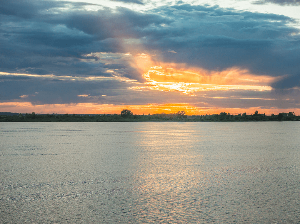 Закат над рекой Томь, Томск. Фотография: Гурьянов Андрей / фотобанк «Лори»