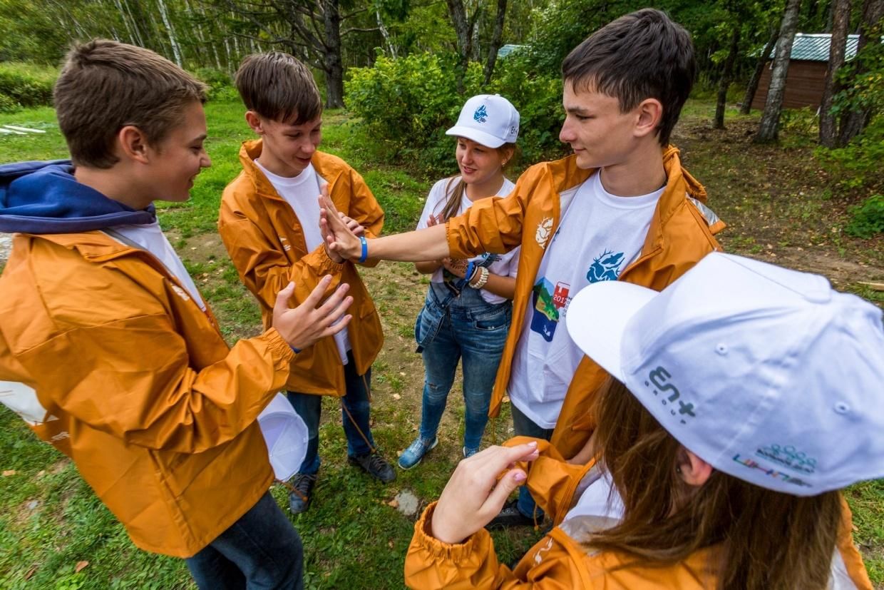 Ученики на экскурсии. Экскурсия на природу. Школьники на экскурсии. Экскурсии на природе для школьников. Экологические экскурсии для школьников.