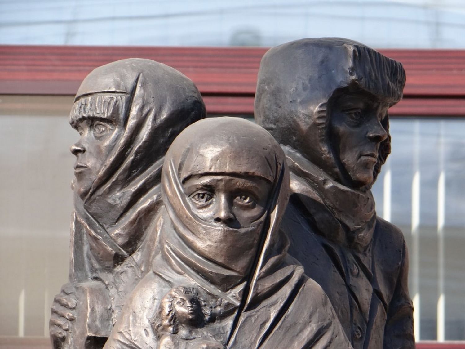 Памятник детям блокадного ленинграда омск. Памятник детям блокадного Ленинграда. Памятник блокадным детям в Омске. Памятник в Омске Ленинграда детям блокадного Ленинграда. Памятник блокадному Ленинграду.
