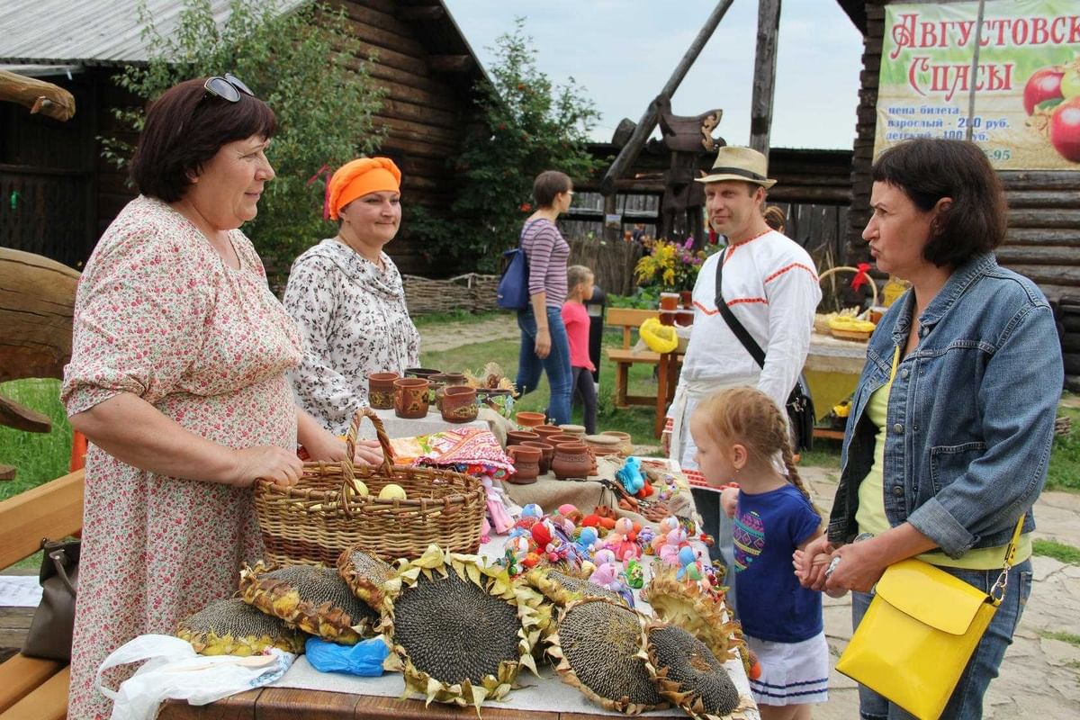 Августовский спас праздник. Августовские Спасы. Выставка в Ялуторовском Остроге. Хлебный спас подворья. Праздник в Ялуторовске в июле.